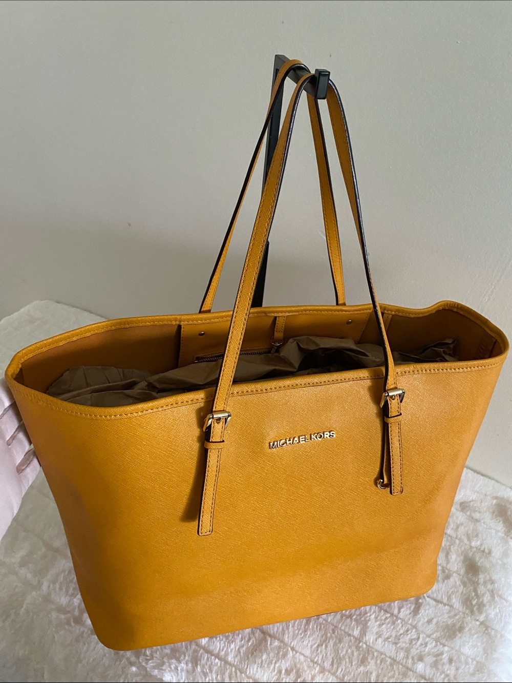 MICHAEL Michael Kors Jet Set Travel Medium Tote in Marigold - Picture 16 of 17